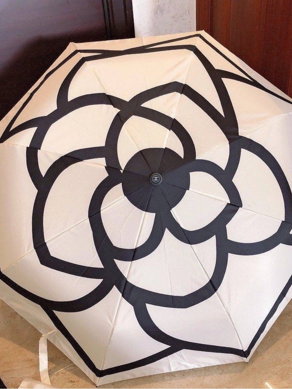 New GWP CC Camellia Folding Umbrella Cream & Black w/ Pouch